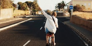 meisje voelt zich helemaal zichzelf en fietst vrolijk door de straten